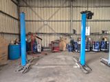 deux ascenseurs bleus dans le garage d'un immeuble