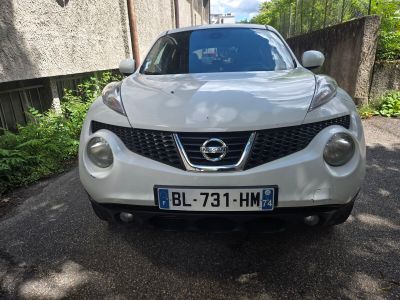 une Nissan Juke blanche garée sur le bord de la route