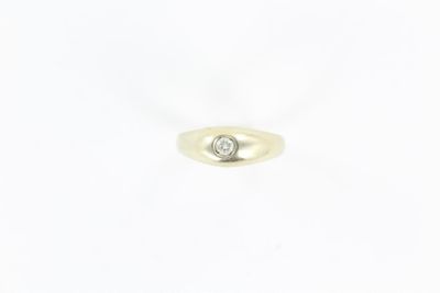 une bague en or blanc avec un diamant serti au centre