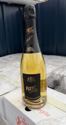 une bouteille de vin posée sur une boîte