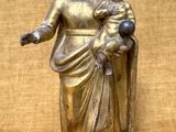 statue en bronze représentant une femme tenant un enfant dans ses bras