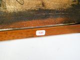 une photo d'un tableau accroché au mur sur lequel figure un numéro