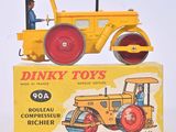un tracteur miniature posé sur une boîte