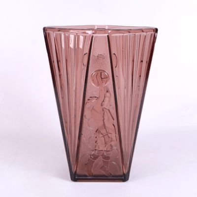 vase en verre rose orné d'un motif représentant un homme et une femme