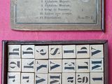 un gros plan sur une boîte de blocs en bois sur lesquels figurent des lettres
