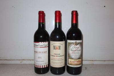 trois bouteilles de vin posées les unes à côté des autres sur un comptoir