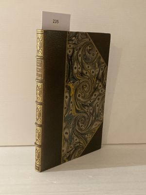 un livre posé sur une table, sur lequel est accrochée une étiquette