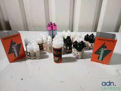 de nombreuses saveurs différentes de e-liquides sur la table