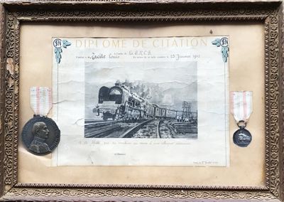 une photo d'une photo représentant un train sur les rails
