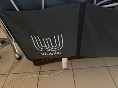 un parapluie noir orné d'un logo blanc