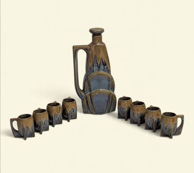 une photo représentant un service à café composé de tasses et d'une carafe