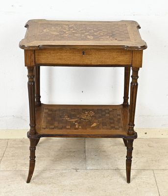 une vieille table en bois surmontée d'un tiroir