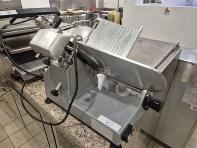 une machine posée sur le comptoir d'une cuisine