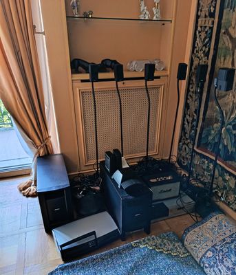 une photo d'un salon avec un canapé et une télévision