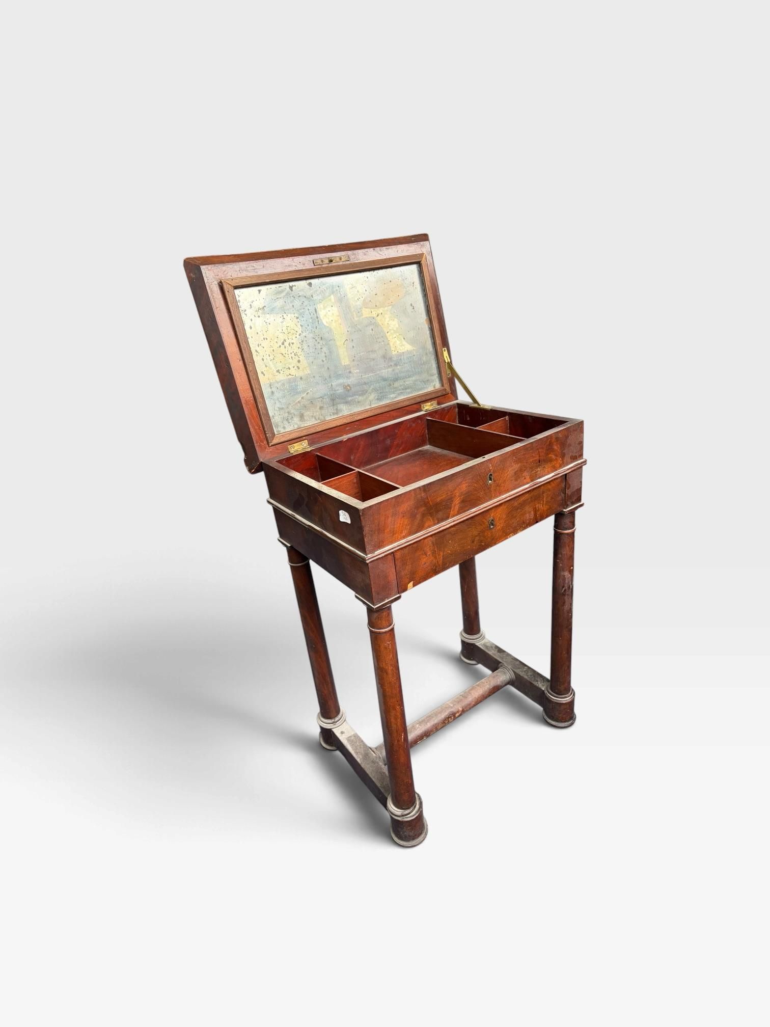 Table travailleuse en acajou et placage d'acajou, ouvrant pa…