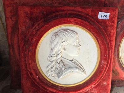 paire de médaillons sculptés du XIXe siècle représentant une femme et un homme