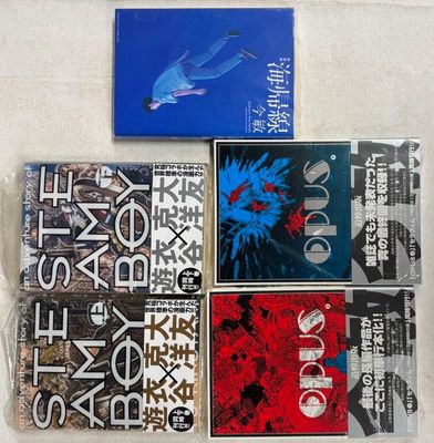 six cassettes aux motifs variés, posées sur une table
