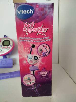 une boîte contenant une télécommande et un micro