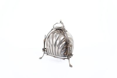 un grille-pain ancien plaqué argent, orné d'un motif de coquillage sur le devant