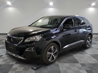 un 4x4 noir garé dans un garage au sol en damier