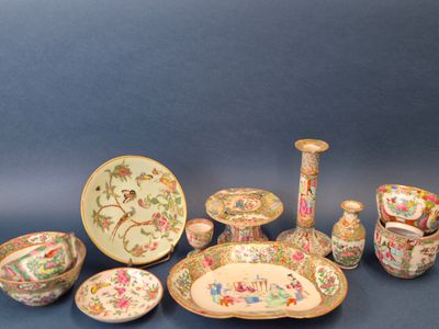 de nombreuses pièces de vaisselle exposées sur la table