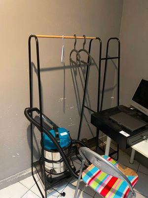 un bureau avec une chaise et un ordinateur portable dessus