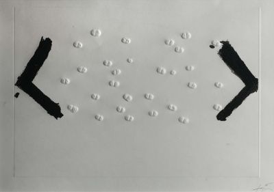 photographie en noir et blanc d'une feuille de papier sur laquelle est dessinée une flèche noire