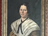 portrait d'une femme portant un châle blanc et une cravate noire