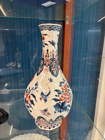 DELFT - vase a décor polychrome. Signé au revers APK 