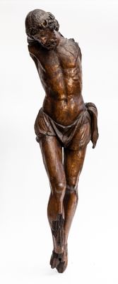 statue en bronze représentant un homme tenant une croix, sur fond blanc