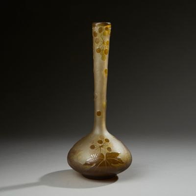 un vieux vase en verre posé sur une table près d'un mur