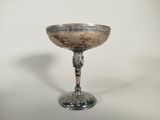 une coupe en argent posée sur une table