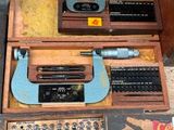 tout un tas d'outils de toutes sortes qui se trouvent sur la table