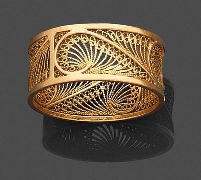 une bague en or 18 carats avec un motif en filigrane