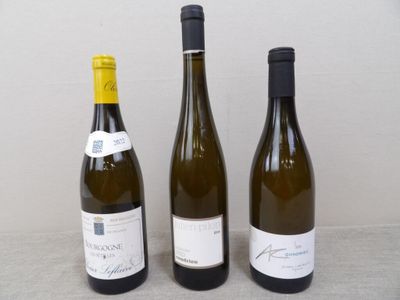 trois bouteilles de vin posées l'une à côté de l'autre sur une table