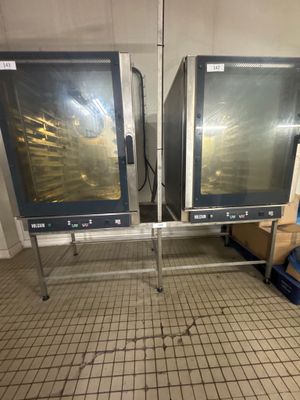 deux fours qui se trouvent dans une pièce