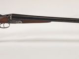 le fusil est posé sur un support transparent, sur une surface blanche