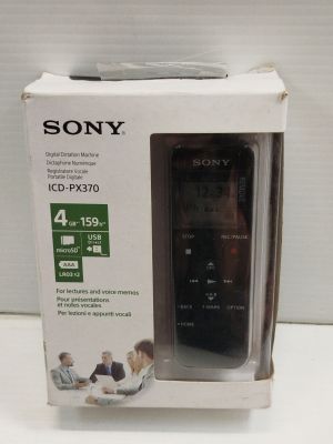 La boîte d'une télécommande Sony est ouverte sur la table.