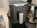 une cafetière et une verseuse posées sur le plan de travail de la cuisine