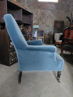 Fauteuil recouvert de velours bleu gris, reposant sur quatre… (photo 2)