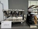 il y a beaucoup de machines à café sur le comptoir du magasin