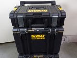 des coffres à outils Dewwell empilés les uns sur les autres dans une pièce
