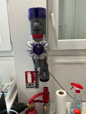 un aspirateur posé sur un plan de travail