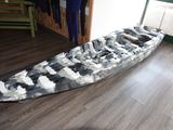 un bateau posé par terre dans la pièce
