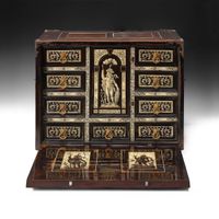 CABINET en placage d’ébène et d’acajou, plaques d’ivoire gra… (photo 2)