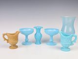 plusieurs morceaux de verre posés sur une table les uns à côté des autres