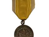 gros plan d'une médaille sur fond blanc