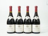 six bouteilles de vin sont alignées sur une surface blanche