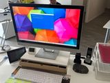 un écran d'ordinateur posé sur un bureau avec un clavier et une souris