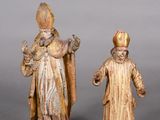 deux figurines représentant un homme et une femme vêtus de costumes médiévaux
